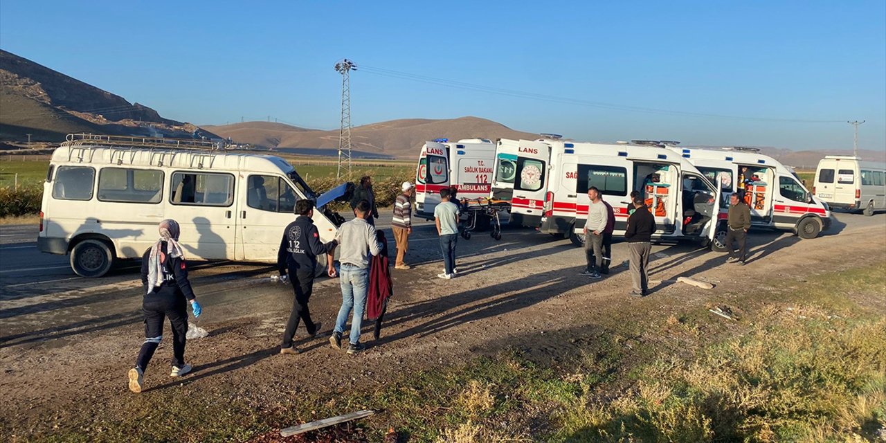 İşçi minibüsü ve yakıt tankeri çarpıştı, facianın eşiğinden dönüldü! 15 yaralı