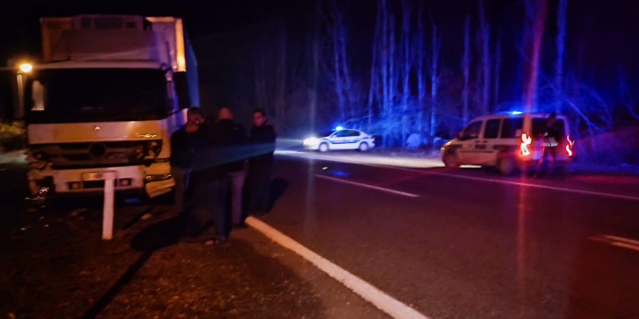 TIR polis aracıyla çarpıştı: 2 polis yaralı!