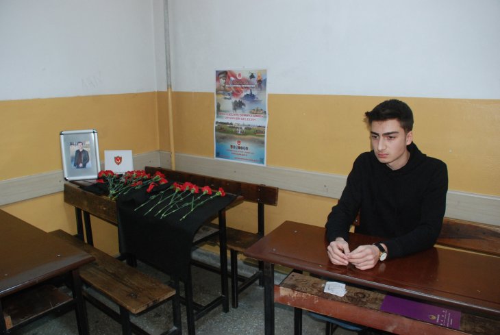 Öldürülen lise öğrencisinin sırası çiçeklerle donatıldı