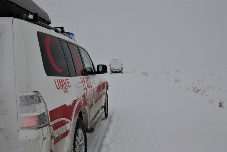 Mahallede mahsur kalan hamile kadın 6 saatte kurtarıldı