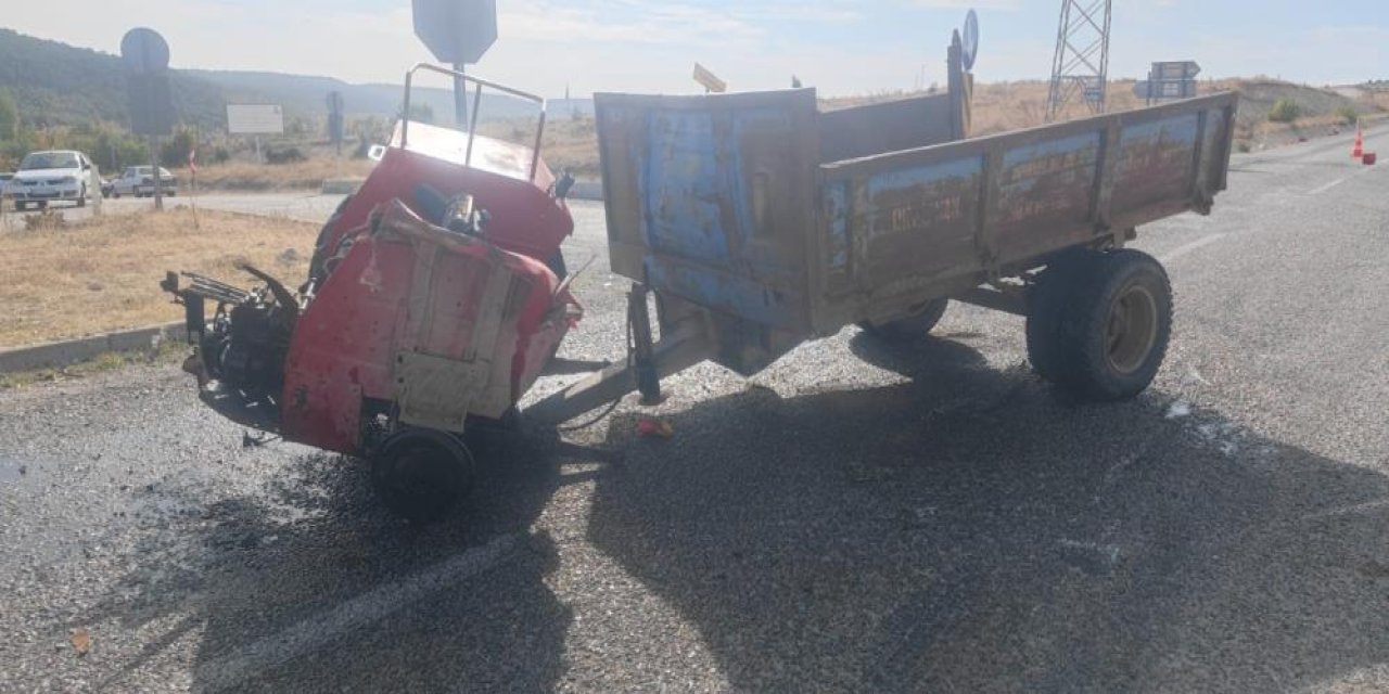 Konya’da kamyonun çarptığı traktör ikiye bölündü