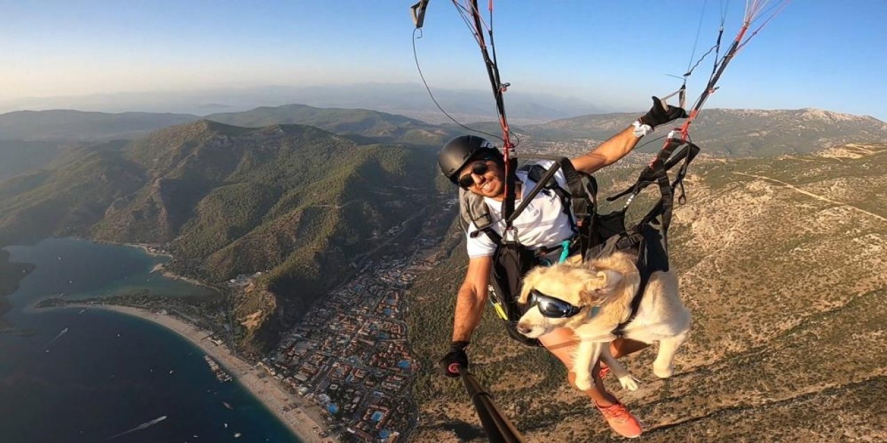 Köpeğiyle yamaç paraşütü atlayışı yaptı