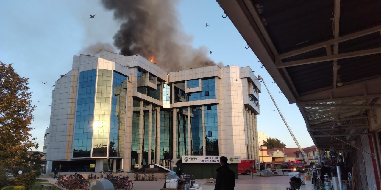 Son Dakika: Karatay Belediye Binasında yangın çıktı