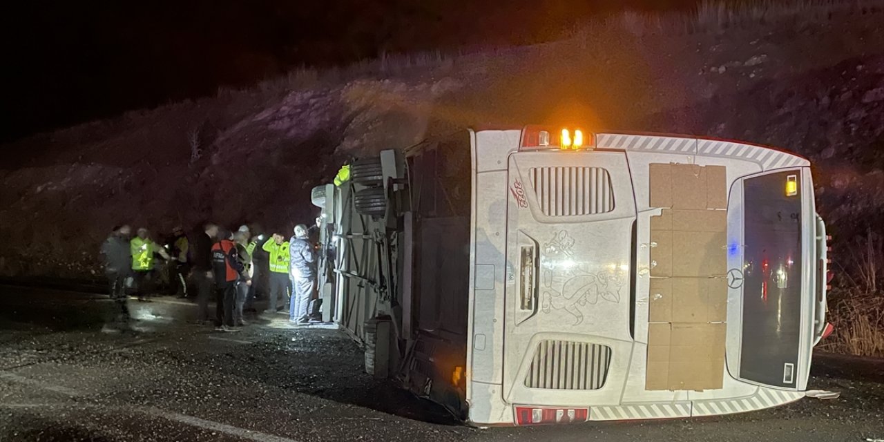 Yolcu otobüsü devrildi! 38 yaralı var