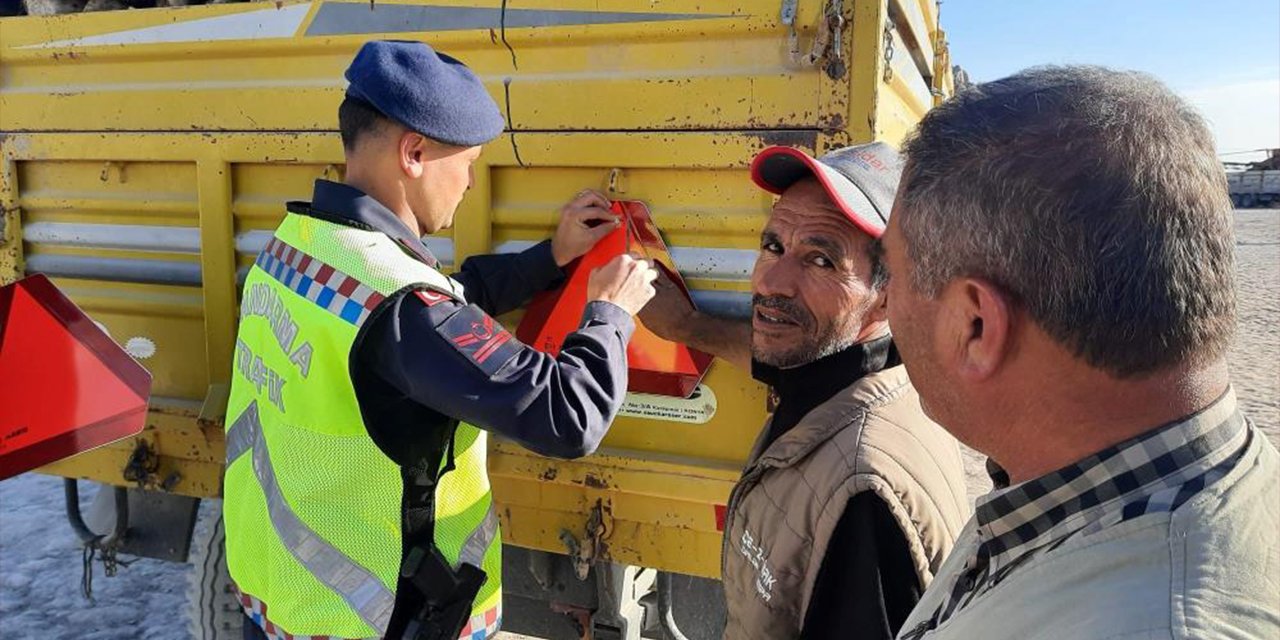 Karapınar'da jandarma ekipleri traktörlere üçgen reflektör taktı
