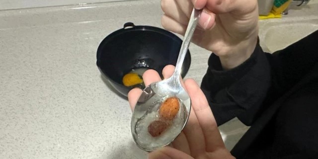 Marketten aldığı yumurtayı kırınca neye uğradığını şaşırdı