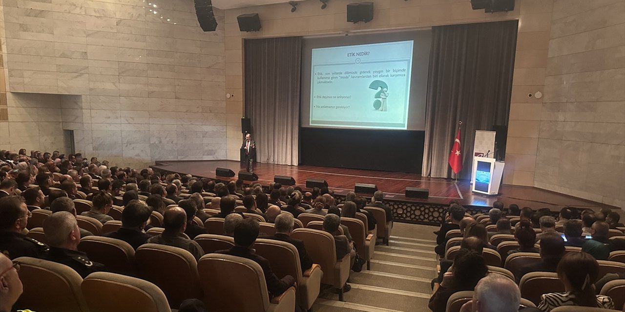 Mevlana Şehri Konya’da kamuda etik konulu konferans