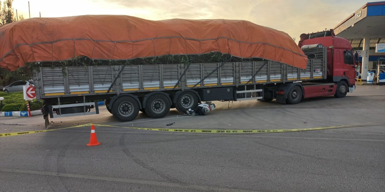 Motosiklet sürücüsü TIR’ın altında kaldı