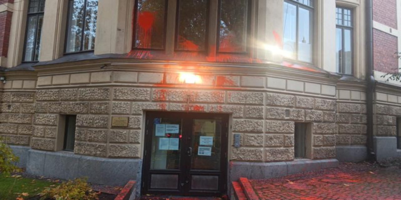 Türkiye'nin Helsinki Büyükelçiliği saldırıya uğradı