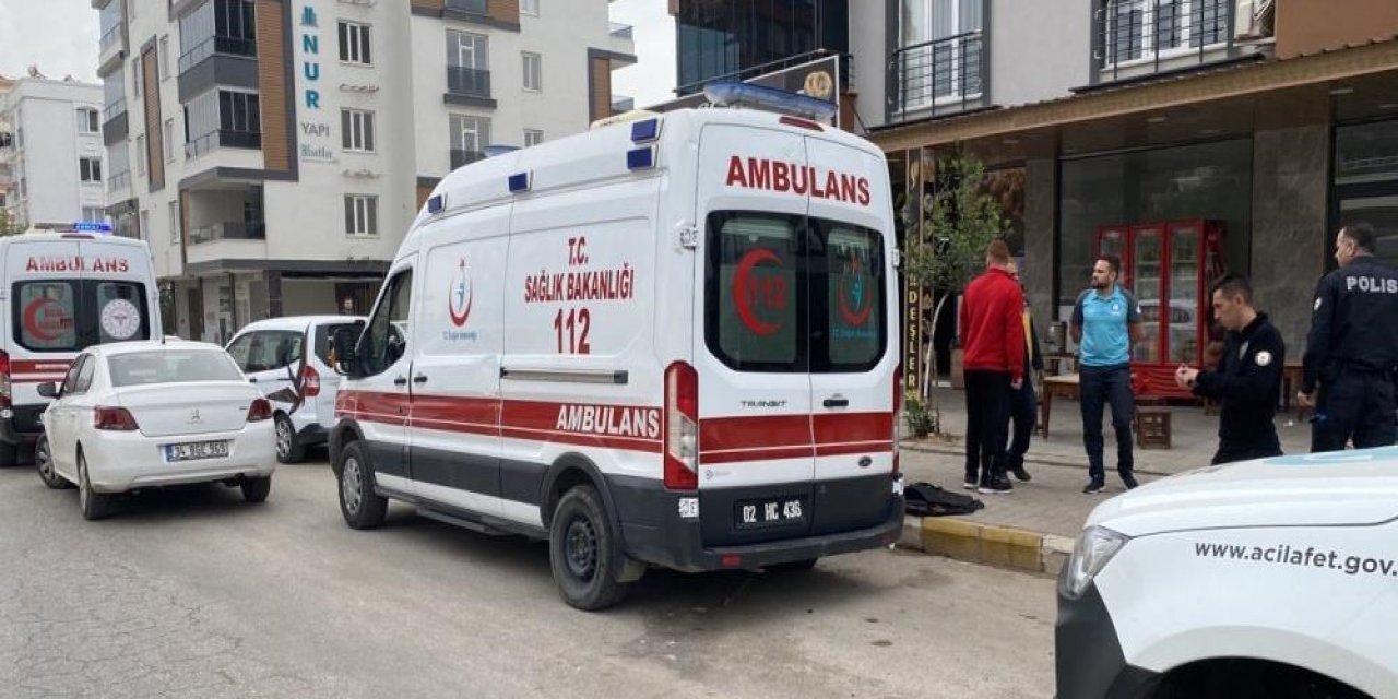 Minibüs ile yaralı taşıyan ambulans çarpıştı: 1 yaralı