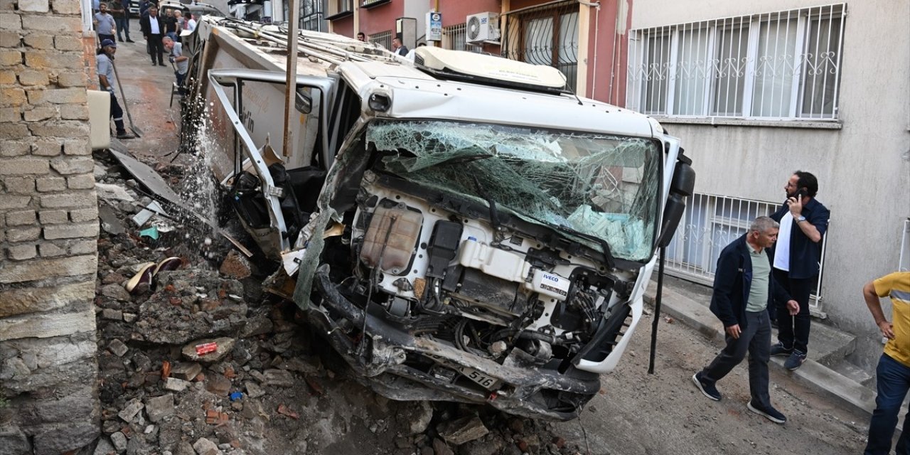 Çöp kamyonu ortalığı savaş alanına çevirdi