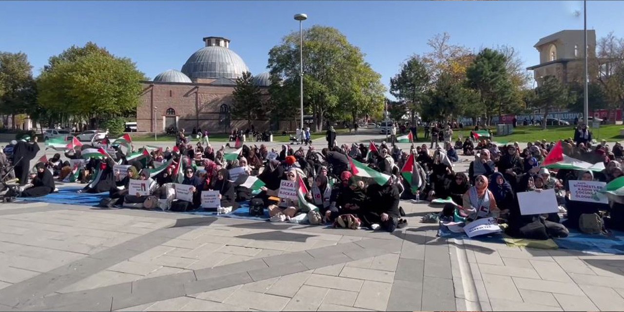 Konyalı kadınlar Filistin’e destek için oturma eylemi yaptı