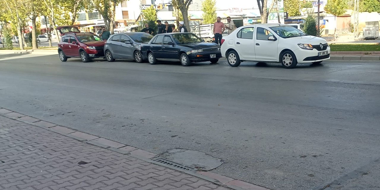 Konya’da kadın sürücü duramadı, 4 araç birbirine girdi