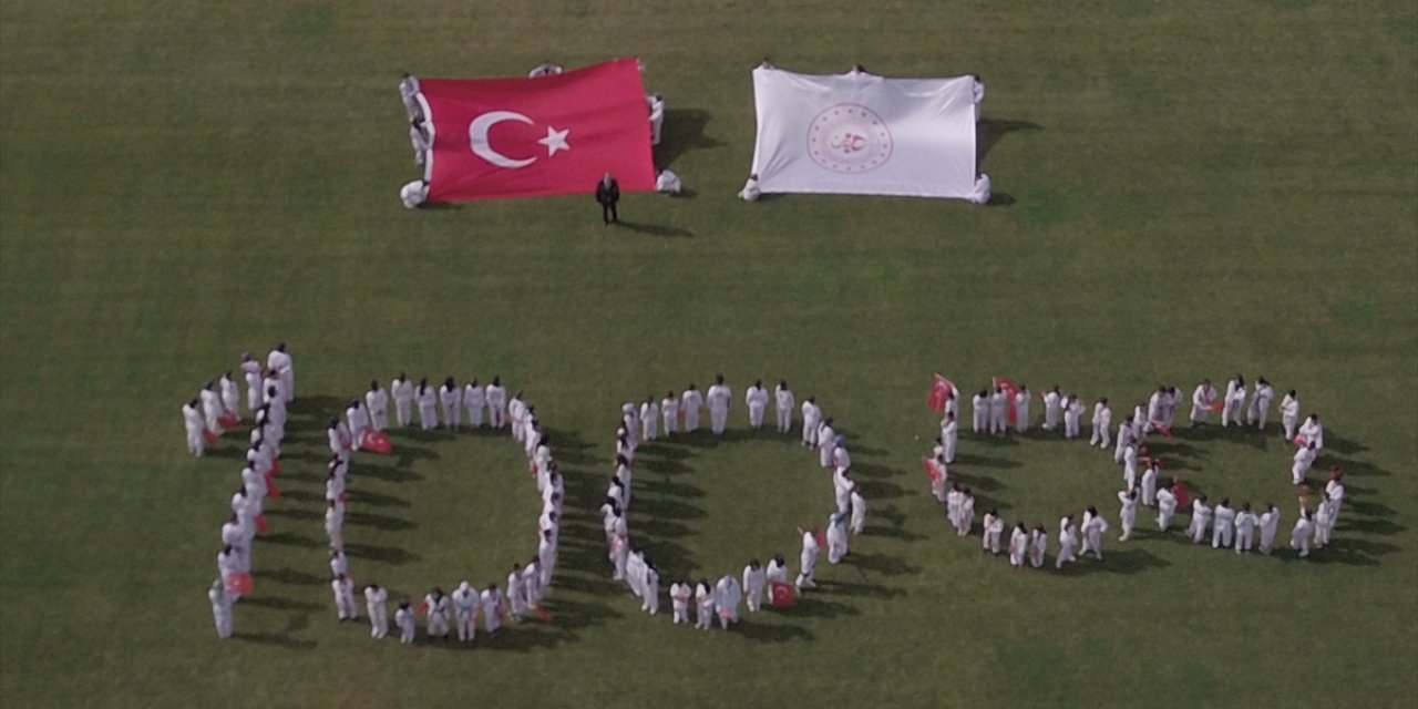 Konya'da Tekvandoculardan Cumhuriyet'in 100. yılı kutlaması