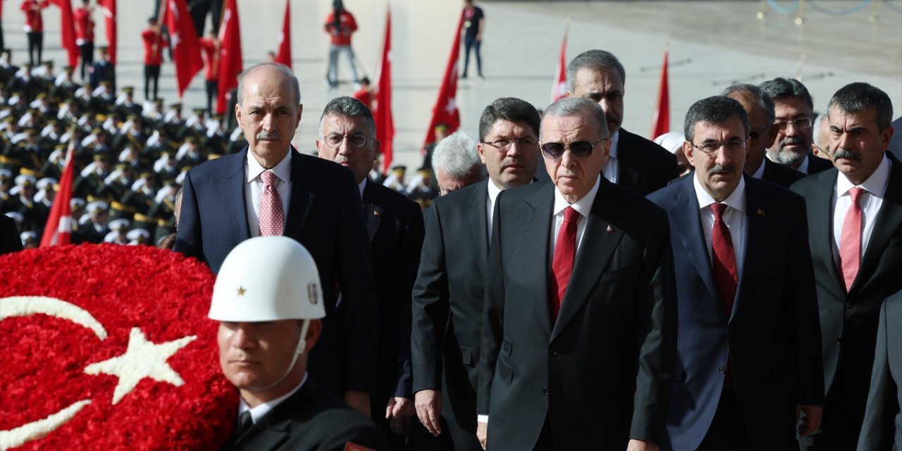 Cumhurbaşkanı Erdoğan Anıtkabir'i ziyaret etti
