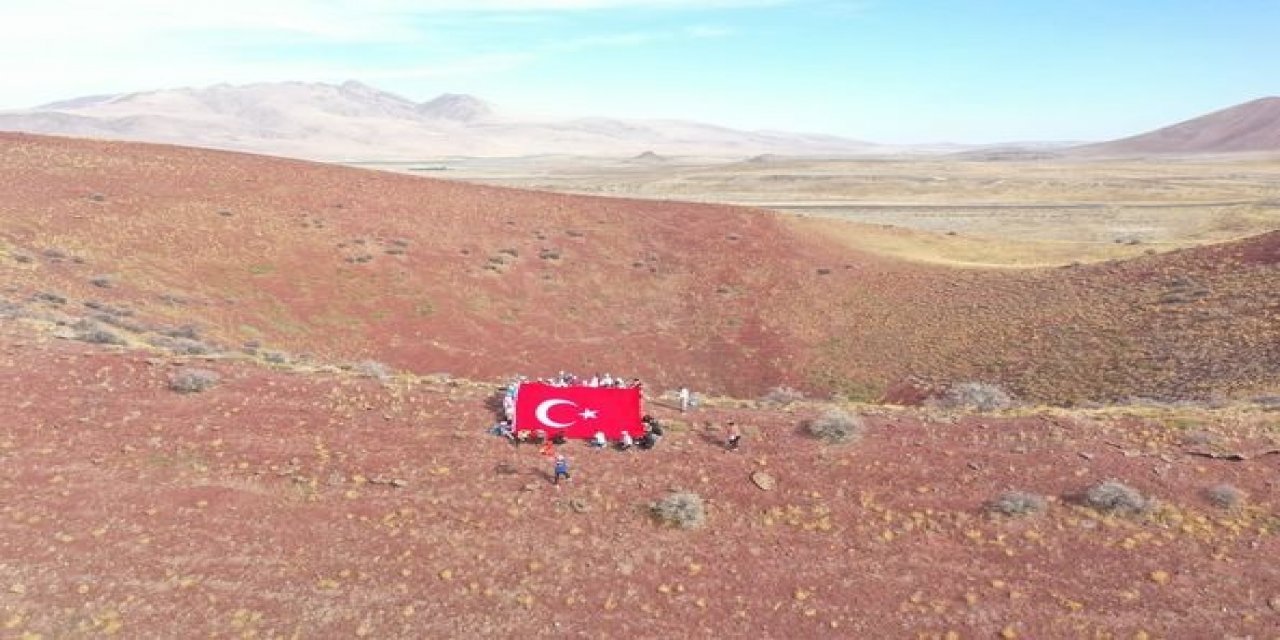 Dünya’nın nazar boncuğunun zirvesinde Türk bayrağı açıldı