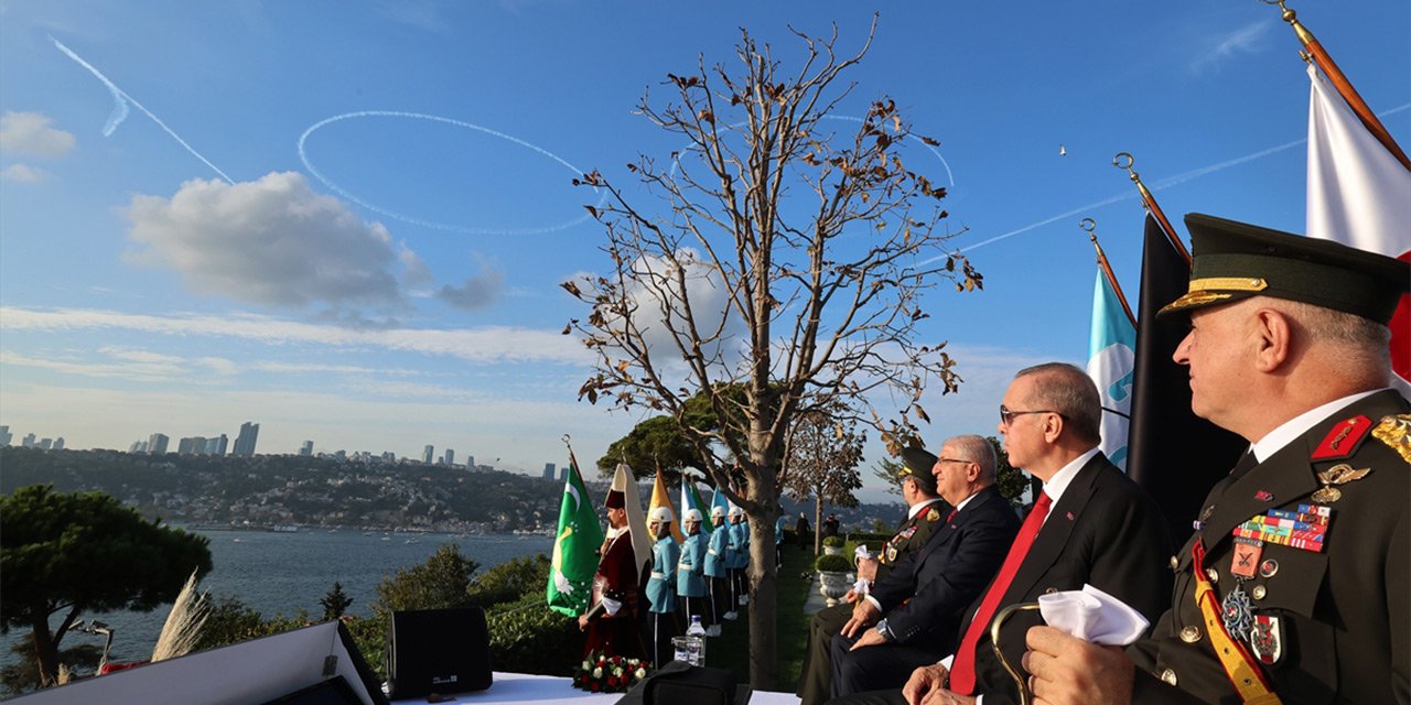 Türk Yıldızları İstanbul semalarında, gemiler Boğaz'da