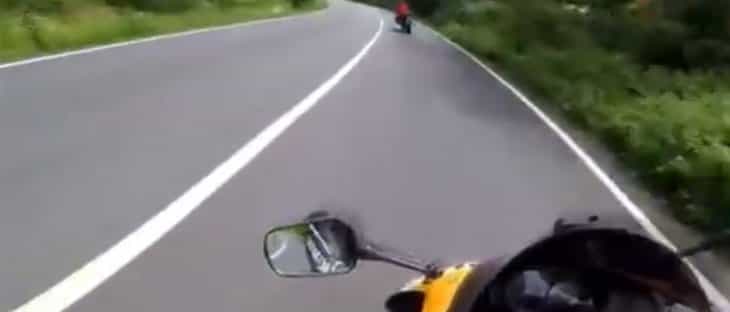 Motosikletli gençlerin kaza anı görüntülendi