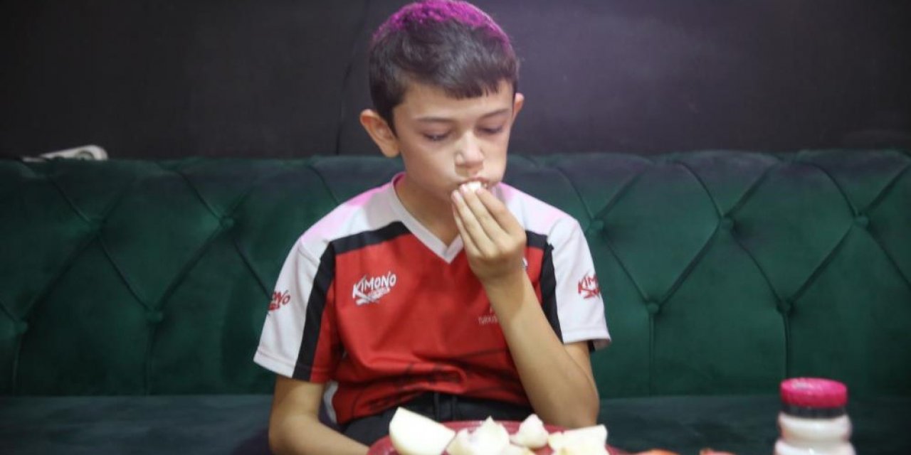 12 yaşındaki Eymen sarımsak ve soğan yemeye doyamıyor