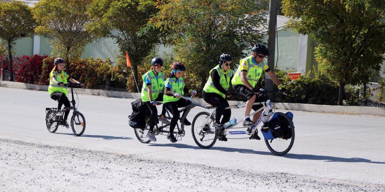 Türkiye’nin en uzun bisikletiyle pedallayan ailenin tutkusu Konya’da başladı