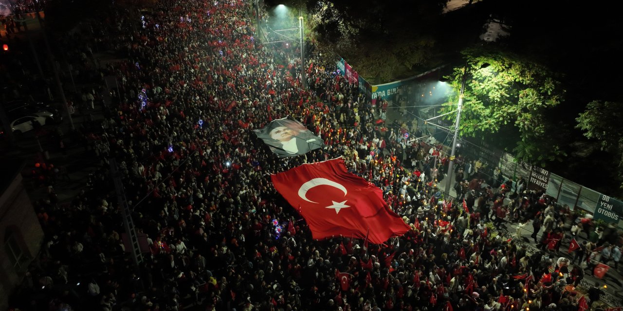 Konyalılar, ellerinde bayrak ve meşalelerle 29 Ekim’i kutladı