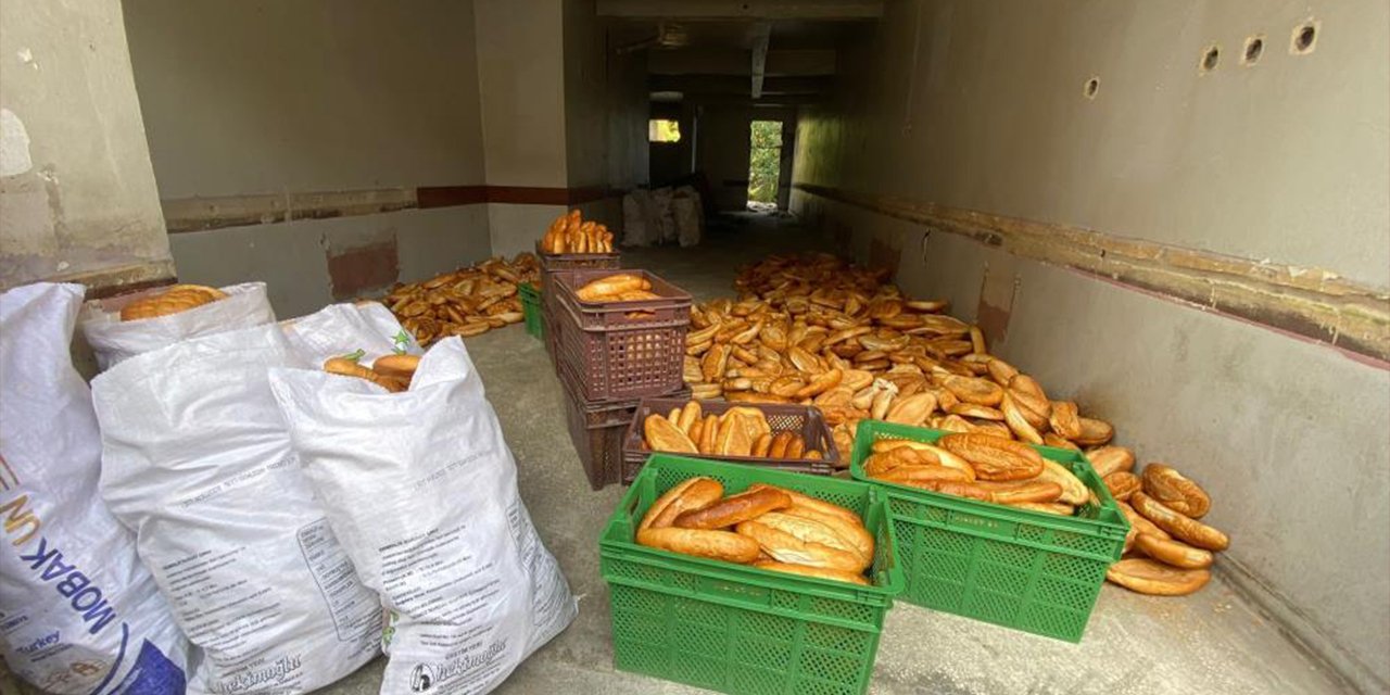 Binaya bırakılmış yüzlerce ekmek bulundu