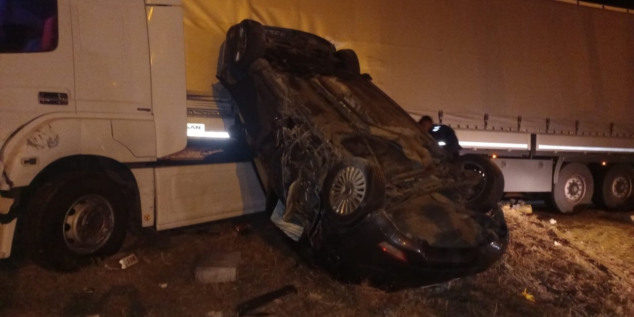 Konya’da kaza sonrası otomobil TIR’ın üzerine çıktı