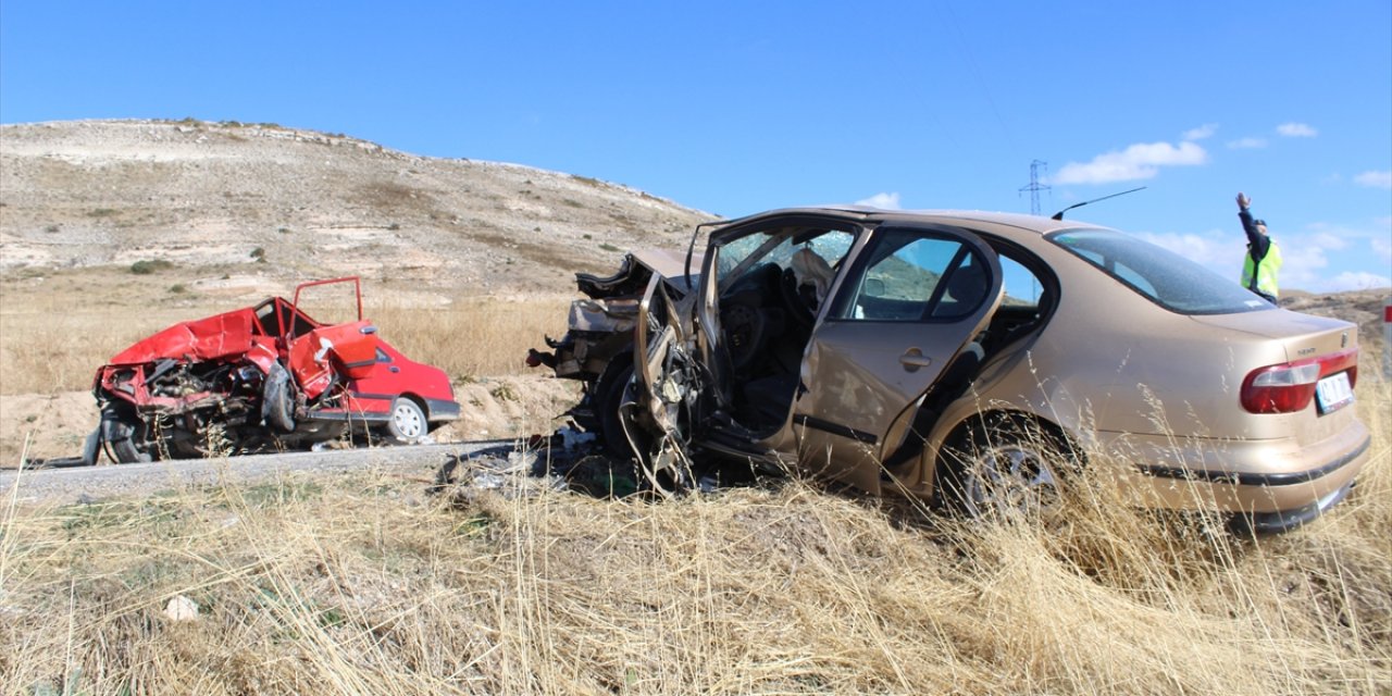 Konya’da iki otomobil kafa kafaya çarpıştı: 1 ölü, 4 yaralı