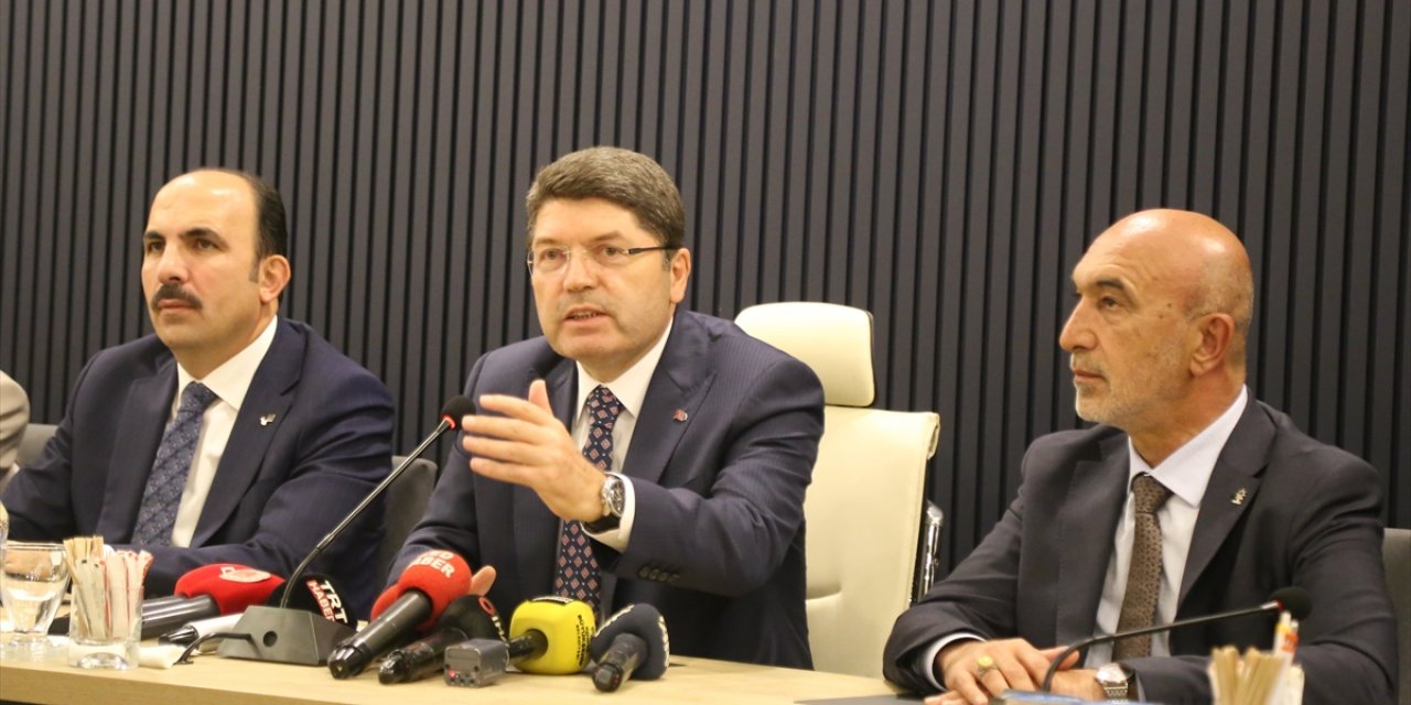 Bakan Tunç: Dünya’nın gözü önünde soykırım yapılıyor