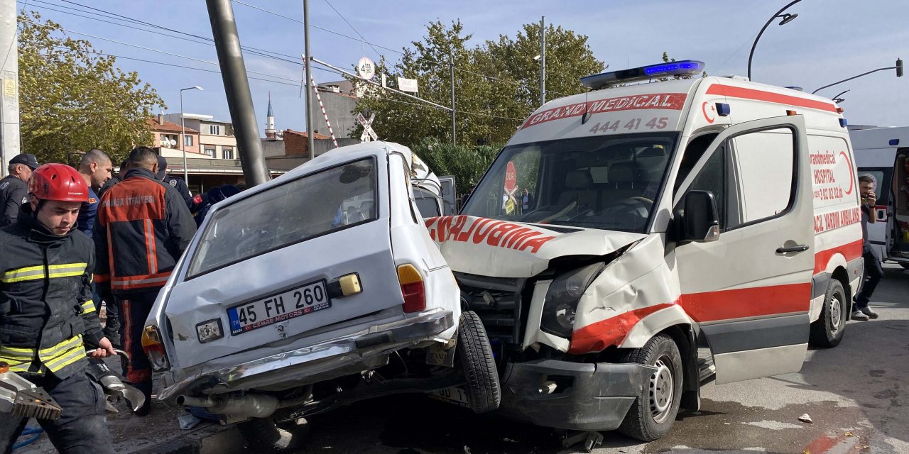 Ambulansla otomobil çarpıştı: 2 yaralı