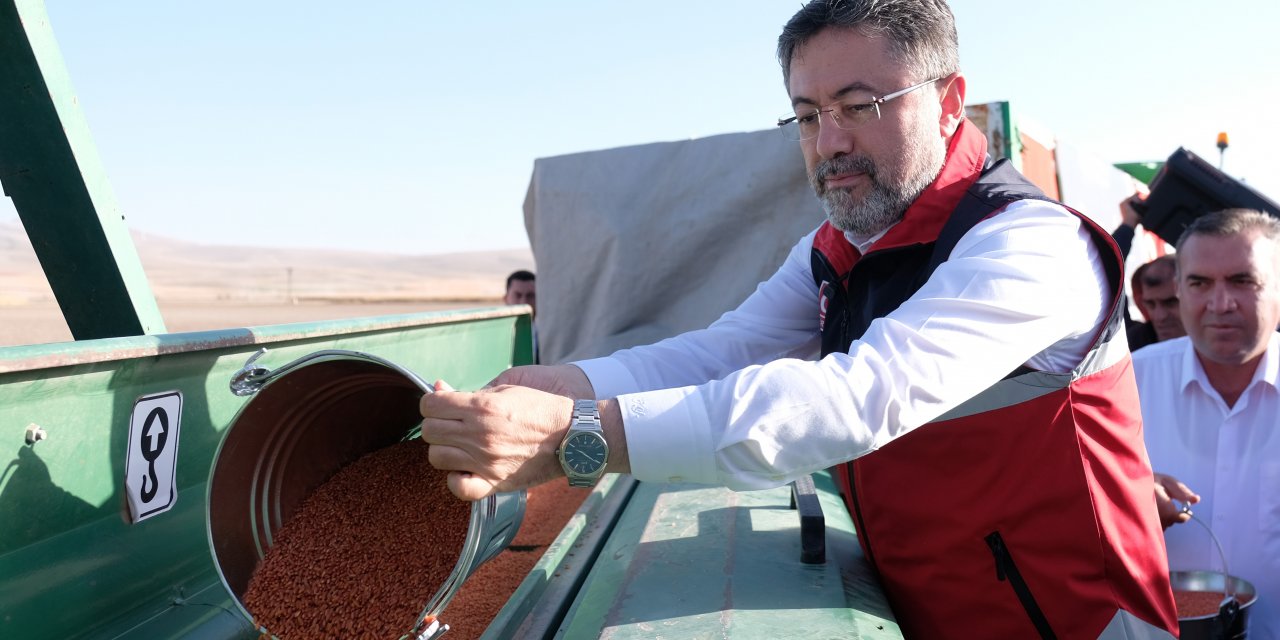 Tarım Bakanı Yumaklı Konya’da tohumları toprakla buluşturdu