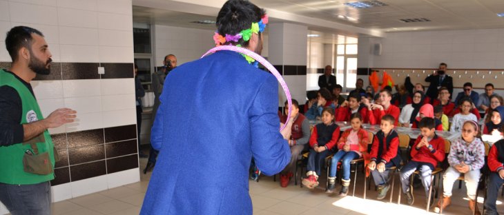 Konya'da Medeniyet Okulu Tiyatrosu görme engelli öğrencilerle buluştu