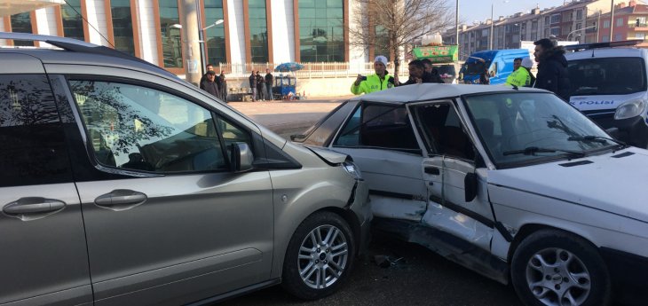Konya’da hafif ticari araç, hastane otoparkından otomobile çarptı: 3 yaralı