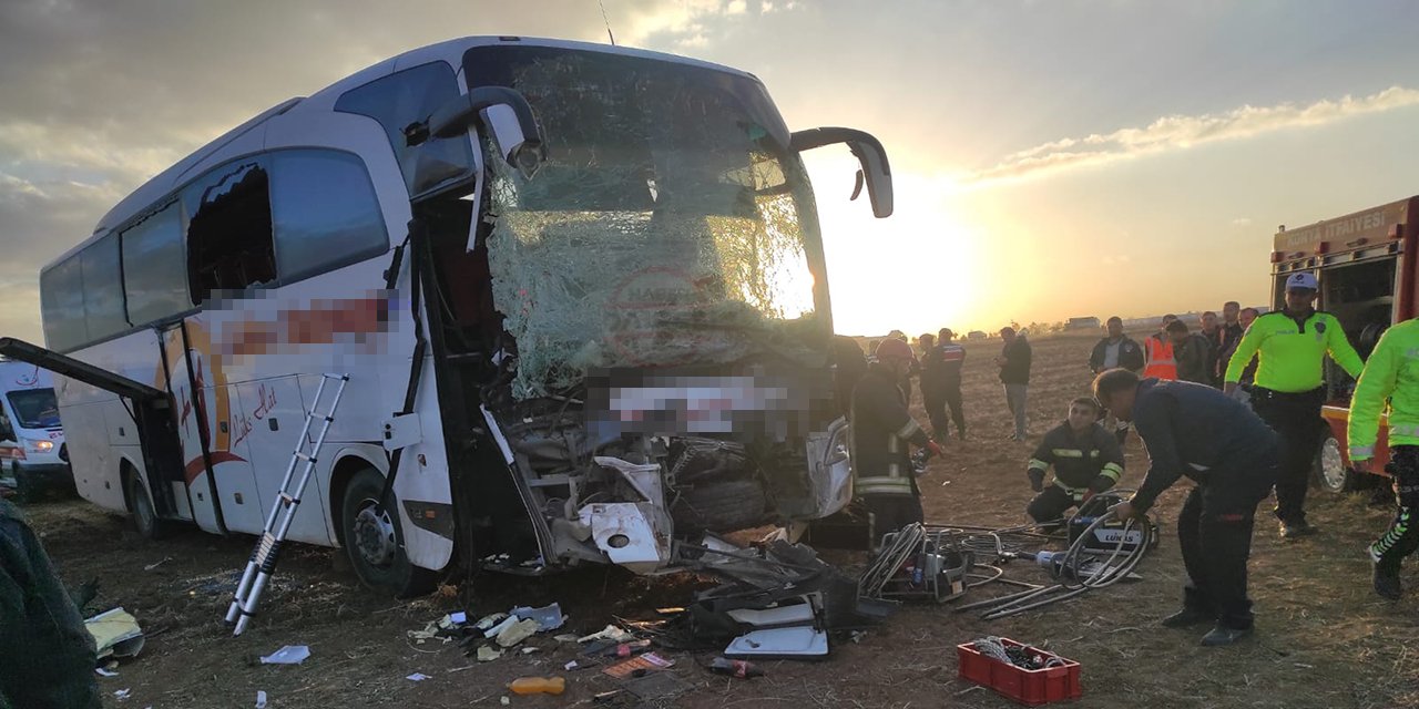 Konya’da traktörle çarpışan yolcu otobüsü tarlaya girdi