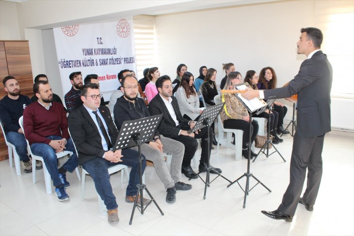 Yunak'ta öğretmenlerden oluşan müzik korosu kuruldu
