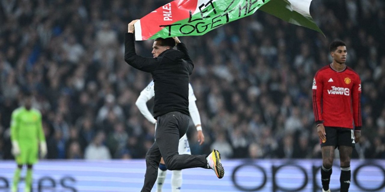 Şampiyonlar Ligi maçında sahaya indi, Filistin bayrağı açtı