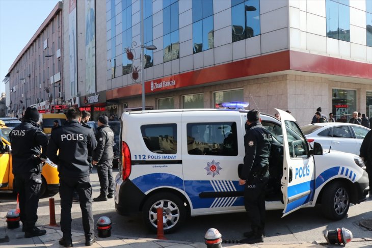 'Dur' ihtarına uymayan ehliyetsiz sürücünün kullandığı araç polise çarptı