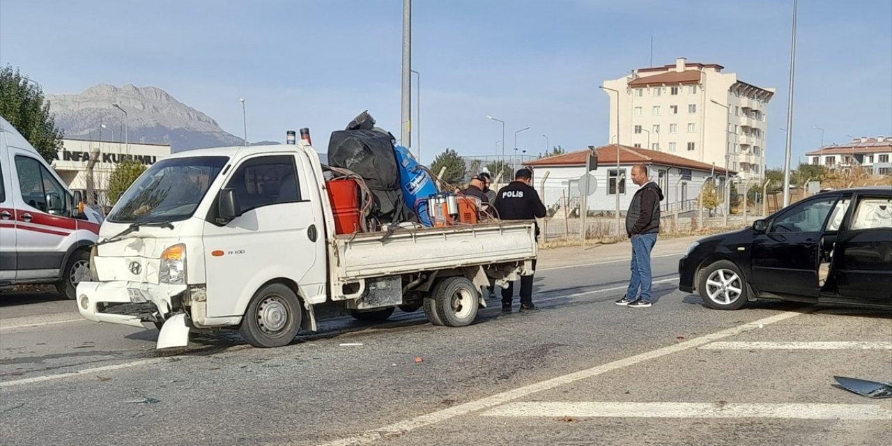 Konya’da otomobil kamyonetle çarpıştı: 5 yaralı