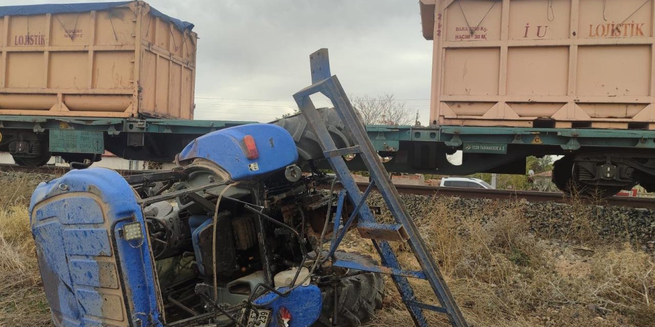 Hemzemin geçitte tren, traktörle çarpıştı: 1 ölü, 1 yaralı