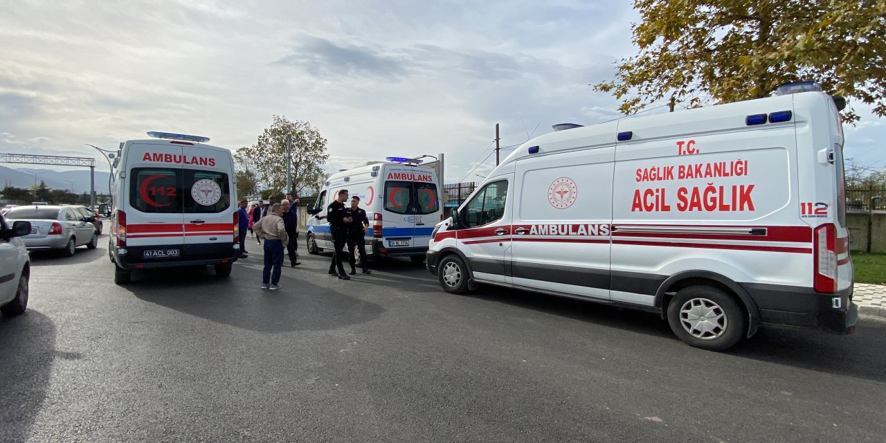 Işık ihlali yapan halk otobüsü yaya geçidine daldı: 1'i ağır 2 yaralı