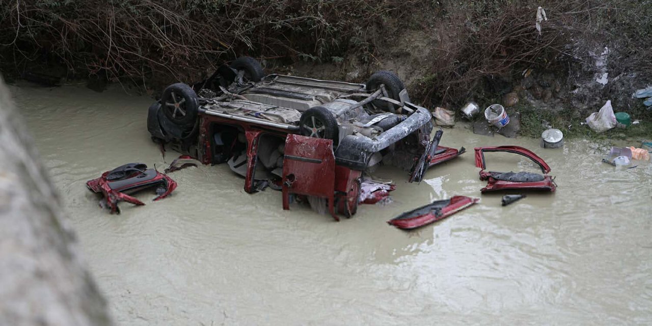 Hafif ticari araç nehre uçtu: Anne, oğlu ve arkadaşı öldü