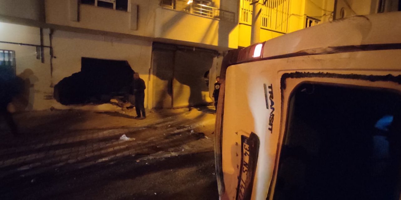 Minibüs evin duvarını yıktı: 3 yaralı
