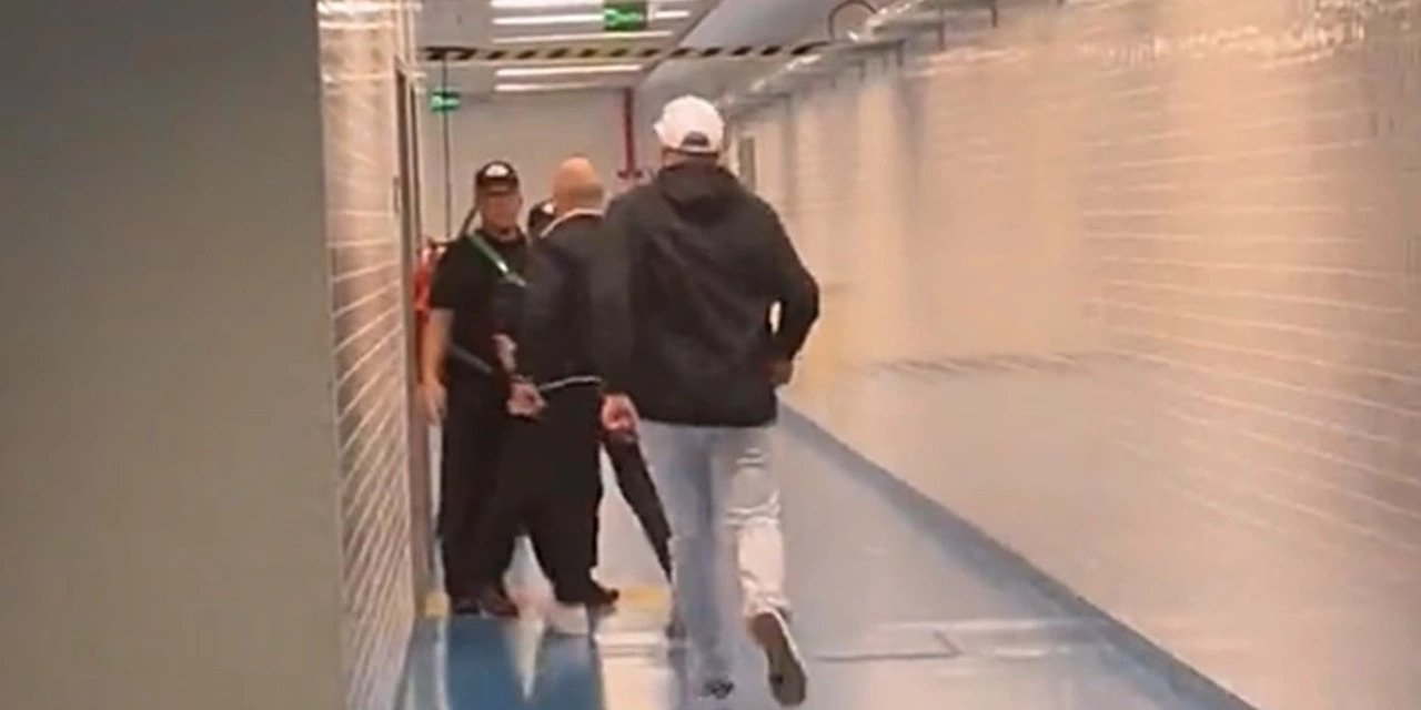 Yönetici maç esnasında VAR odasını bastı