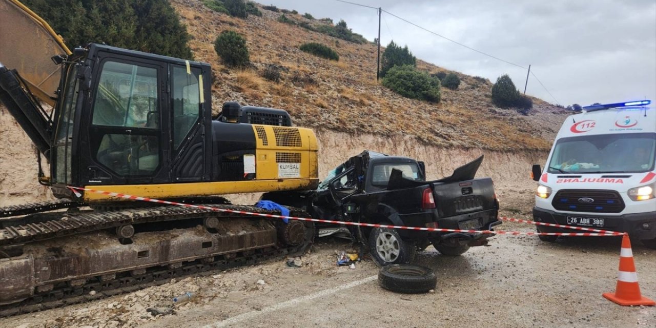 Pikap park halindeki iş makinasına çarptı: 2 ölü, 2 yaralı!