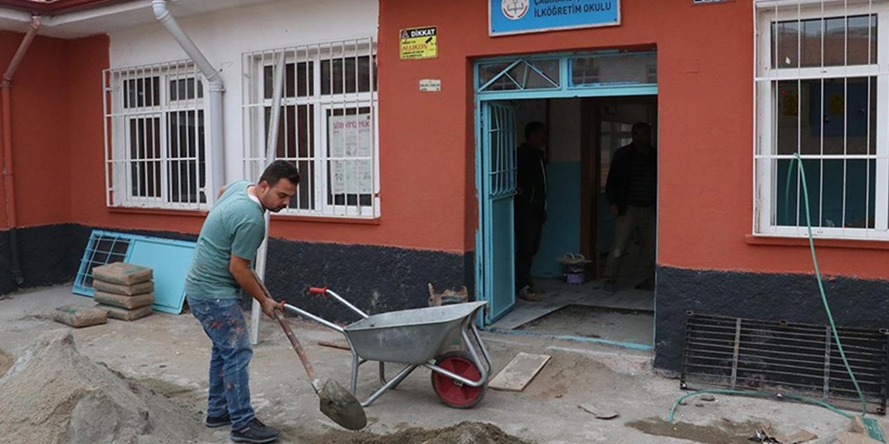 Köy okulu müdürü öğrencileri için kolları sıvadı