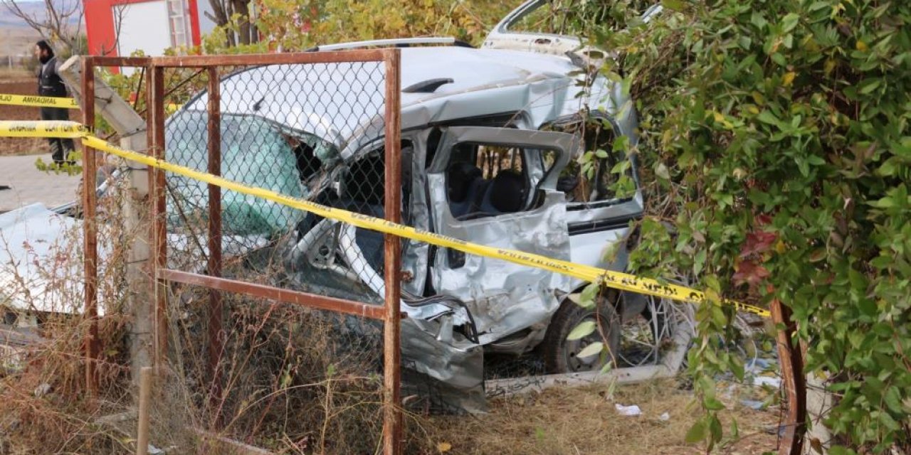Kamyonet ile hafif ticari araç çarpıştı: 2 ölü 3 yaralı