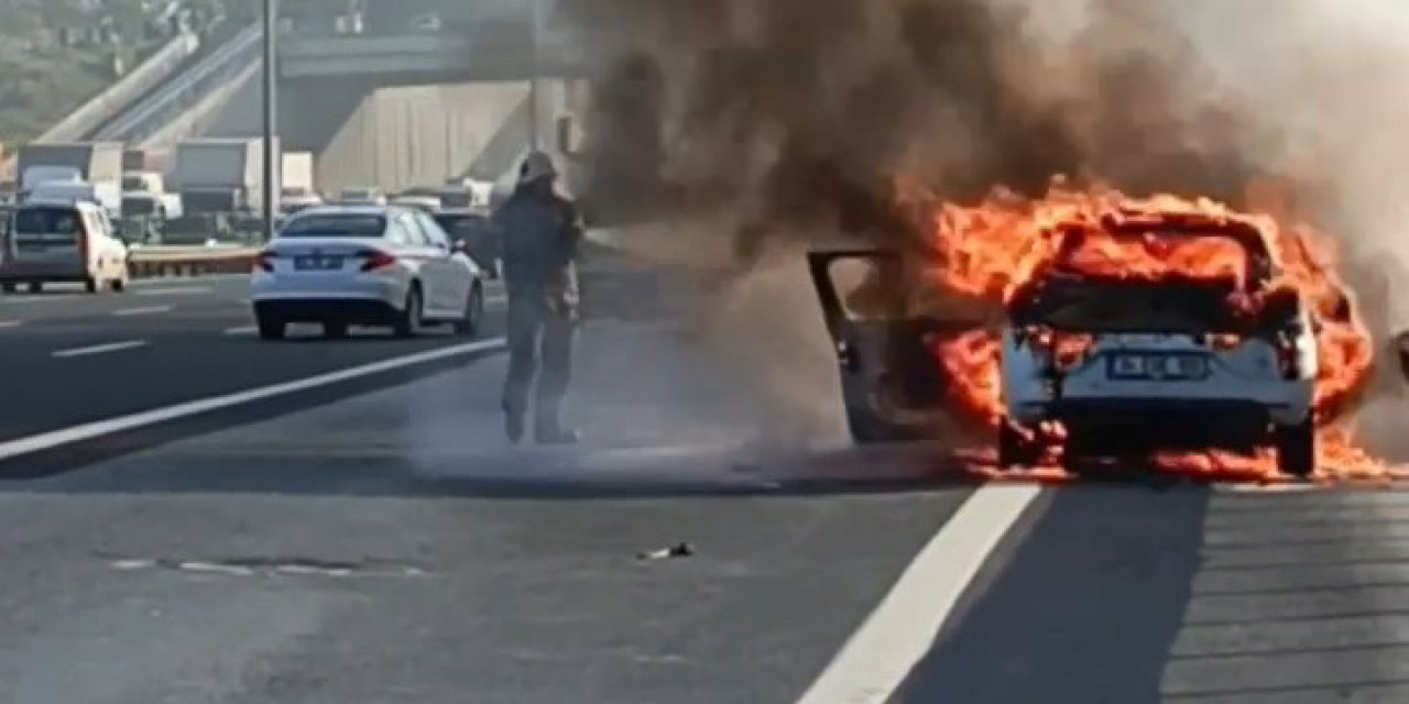 Otoyolda otomobil alev alev yandı