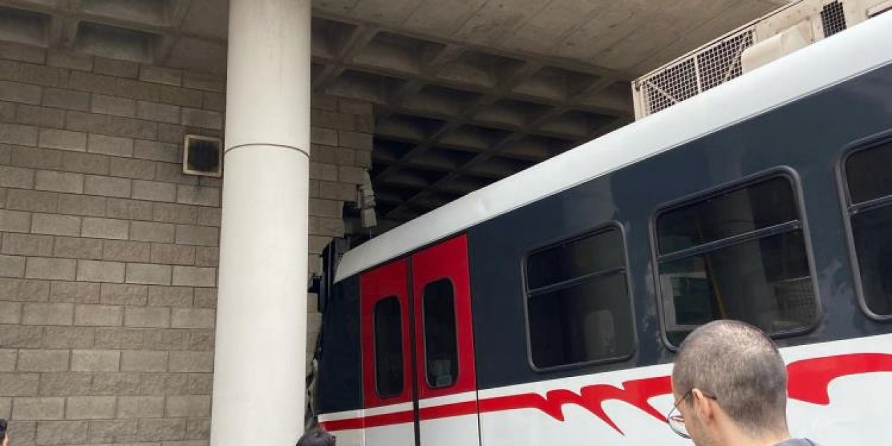 İzmir'de metro raydan çıkıp duvara çarptı
