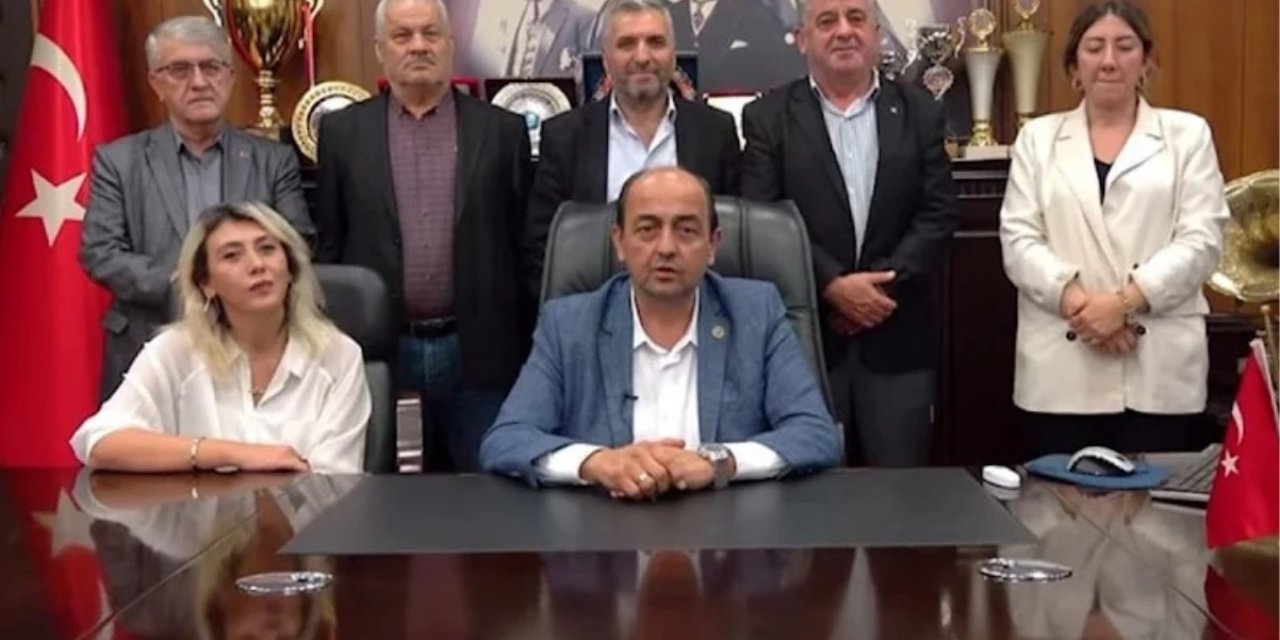 Tacizle yargılanan Ereğli Gülüç belediye başkanı, eşini yanına alıp açıklama yaptı