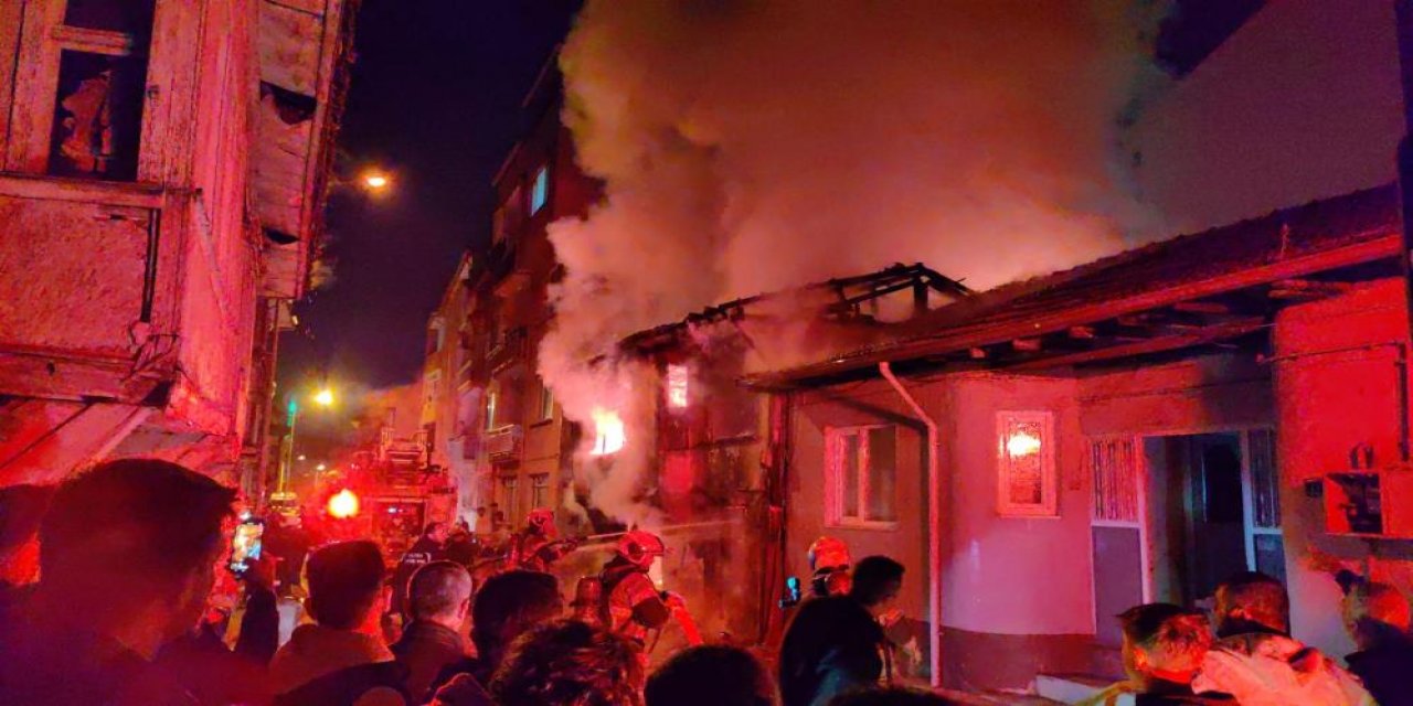 Devrilen ısıtıcı evi yaktı, 2 kardeş son anda kurtuldu